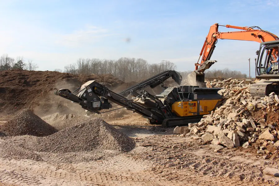 RM 70GO! 2.0 compact mobile impact crusher with its on-board screen and return conveyor extended.