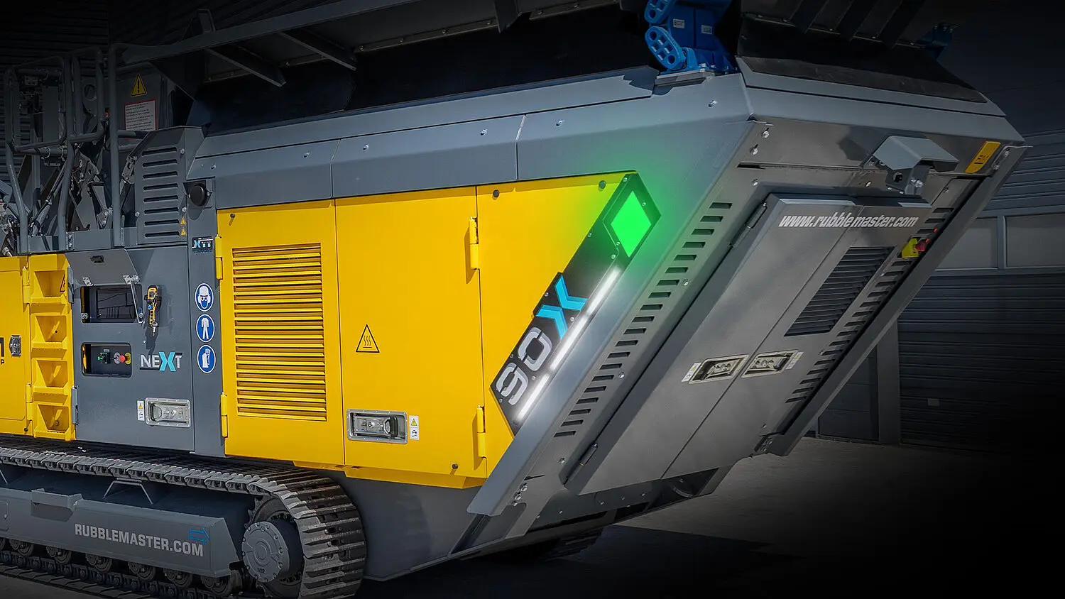 RM 90X status lighting and digital display giving the crew clear visual feedback on machine condition.