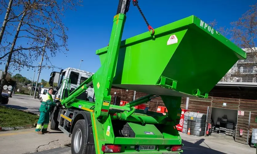 Cayvol skip loader handling a skip bin on a truck.