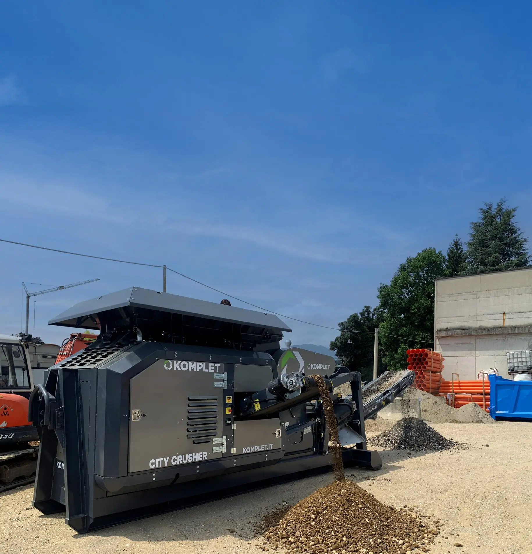 Komplet City Crusher compact electric jaw crusher on a construction site.