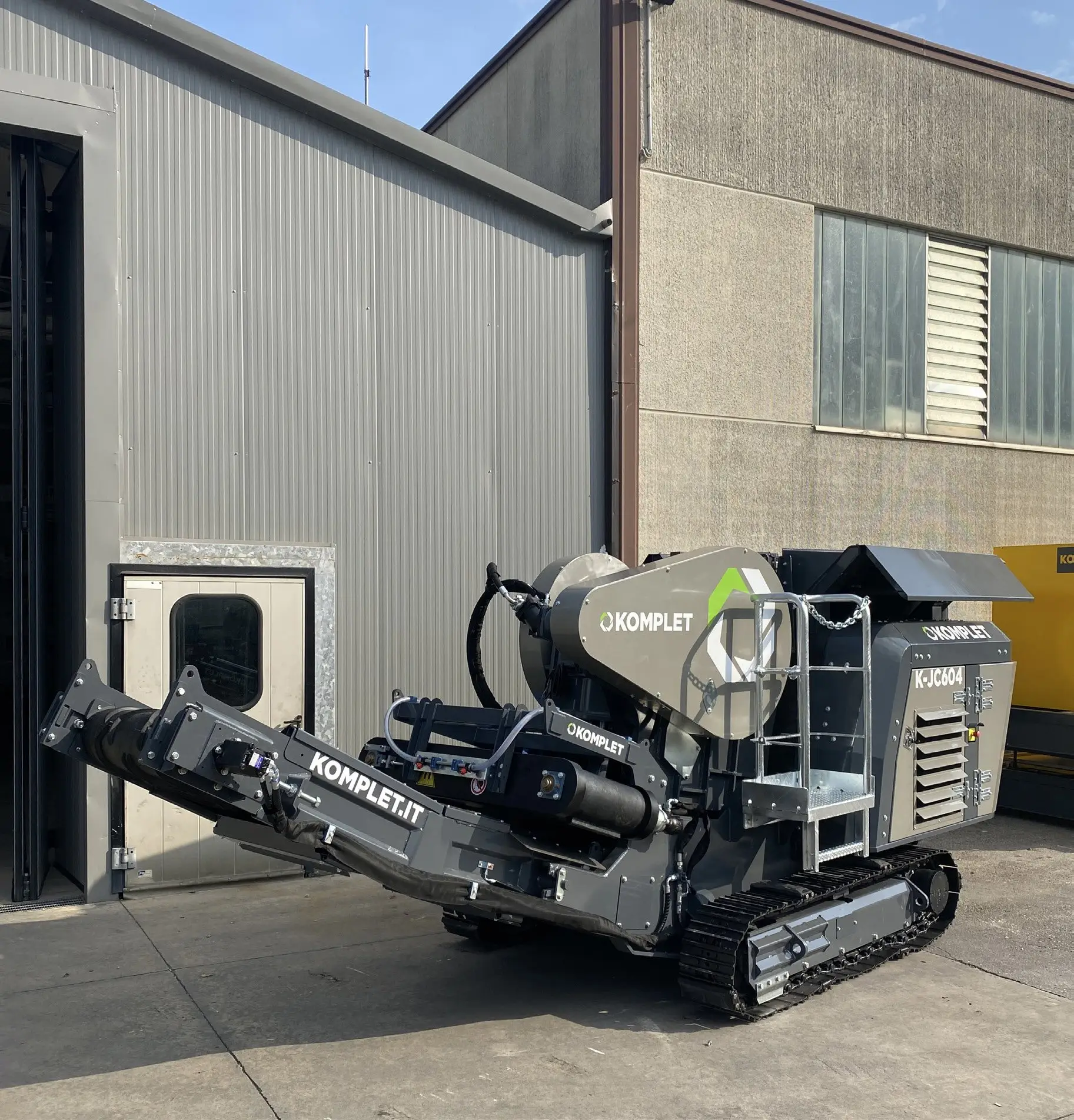 Komplet K-JC 604 compact tracked jaw crusher on site.