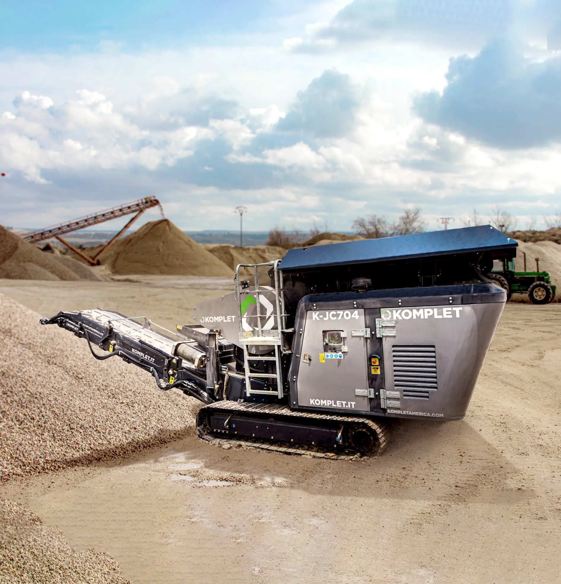 Komplet K-JC 704 mobile tracked jaw crusher crushing on site.