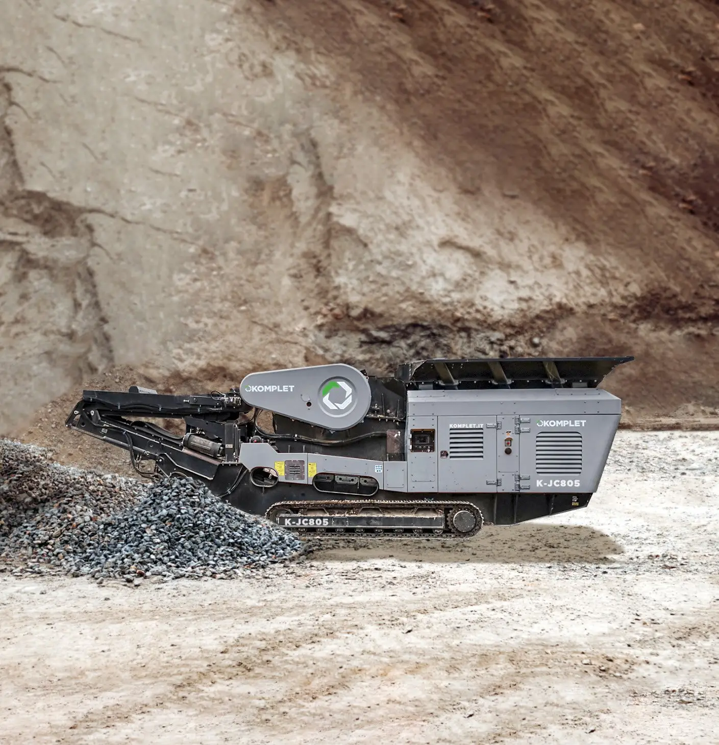 Komplet K-JC 805 mobile jaw crusher on gravel at a quarry.