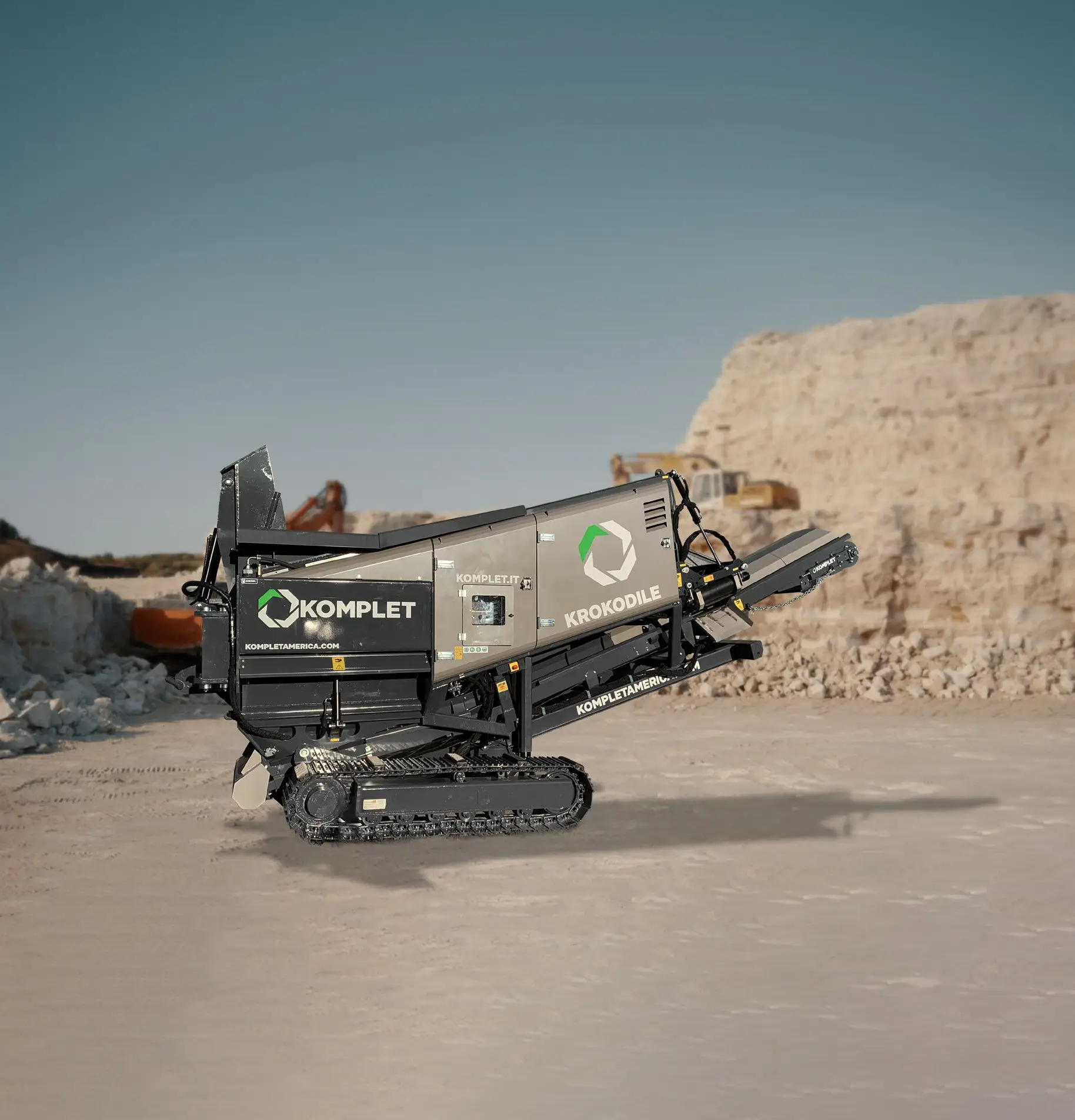 Komplet Krokodile slow-speed shredder working on a recycling site.