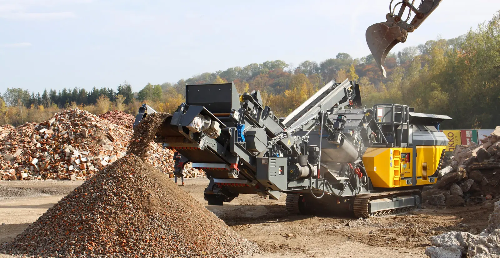 RM 70GO! 2.0 working on a compact urban site with a small footprint, on-board screen and full closed-loop production.