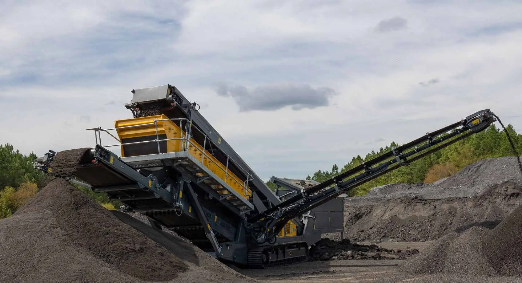 Rubble Master mobile screener working a stockpile of screened aggregate.